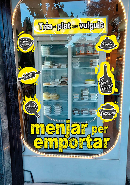 Vinil a l'aparador i a la nevera del gastrobar El Solidari a Cerdanyola del Vallès. Reclam de productes.